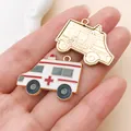 Detailansicht weißer Emaille- und goldfarbener Krankenwagen-Anhänger für DIY-Schmuck - Weißer Emaille-Krankenwagen (23069)