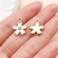 Detailopname van de voor- en achterkant van een witte emaille kersenbloesem bedel. - Druppelolie Puntboor Sakura (9922) / 1 Stuk (14x16mm) / Wit
