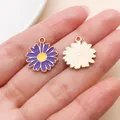Gros plan de breloques marguerites en émail violet et or pour la création de bijoux. - Chrysanthème (14780)