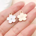 Detailweergave van witte emaille bloemenhangers met voor- en achterkant voor DIY-sieraden. - Druppelolie Bloem (11878)