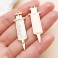 Detailansicht von Emaille-Spritzenanhängern für medizinischen DIY-Schmuck in Goldweiß. - Weiße Emaille Große Spritze (23229)