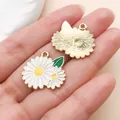 Macro-detail van witte madeliefje emaille bedeltjes voor DIY sieraden accessoires op hand - Druppelolie Madeliefje Zonnebloem (24835)