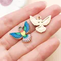 Pendentif colibri coloré en alliage pour la fabrication de bijoux, montré sur la main - Blue (27620)