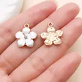Elegante witte emaille en goudkleurige bloembedels met vijf bloemblaadjes voor doe-het-zelf - Druppelolie Sakura (10958) / 1 Stuk (14x16mm) / Wit
