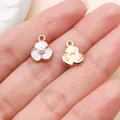 Kleine witte emaille bloembedeltjes met parels en getextureerde roségouden achterkant - Druppelolie Parel Witte Bloem (11035) / 1 Stuks/Verpakking (9x11.6mm) / Wit