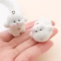 Lindos colgantes de perro blanco flocado para creación de joyas y llaveros hechos a mano - Cachorro Blanco con Cascabel (27491) / 1 Pieza (31x28x27mm)