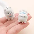 Adorable colgante de perro blanco flocado para llavero y decoración de bolsos DIY - Cachorro Blanco con Bufanda (27492) / 1 Pieza (30x19x25mm)