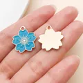 Gedetailleerd overzicht van meerblauwe kersenbloesem emaille bedeltjes voor DIY sieraden - Kersenbloesem (14794)