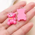 Pequeño colgante de oso de resina rosa para llaveros y accesorios de joyería DIY - Osito de Pajarita (24538)