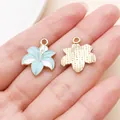 Detail van lichtblauwe en witte leliebloem emaille hangers voor DIY sieraden maken - Lelie (24829)
