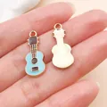 Pendentif guitare en émail bleu clair et dos texturé pour la création de bijoux DIY - Guitare en Émail (19467) / 1 Pièce/Paquet (23x10mm) / Bleu lac