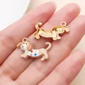 Detaillierte Nahaufnahme der bunten Dackel-Legierungsanhänger für DIY-Schmuckstücke - Emaille Bunte Ringe Dackel (27738) / 1 Stück (23.5x15mm) / Weiß