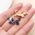 Detailaufnahme des süßen Dackel-Emaille-Anhängers für DIY-Schmuckherstellung - Emaille Blume Dackel (27740) / 1 Stück (23.5x15mm) / Schwarz