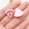 Mooie miniatuur roze hars aardbeientaart hangers voor het maken van DIY sieraden - Aardbeientaart Punt (24585) / 1 Stuk/Verpakking (22x18x7mm) / Roze
