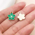Pendentif fleur en émail vert pour bijoux DIY, montrant bien l'avant et l'arrière - Petite Fleur de Cerisier (12085) / 1 Pièce (12x14.5mm)