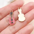 Pendentif guitare en émail rose et doré pour la fabrication de bijoux DIY et créations - Style de Guitare d'Instrument de Musique (19471) / 1 Pièce/Paquet (23x10mm) / Rose rouge