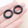 Zwei mattschwarze Federringe für DIY-Schmuck und Schlüsselanhänger-Zubehör-Teile - 20mm (Innendurchmesser 13mm) / Schwimmendes Schwarz