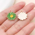 Breloques marguerites en émail vert faites à la main pour la création de bijoux artisanaux - Chrysanthème (14776) / Lot de 1 pièce (16x18mm)