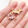 Süßer handbemalter Dackel-Anhänger aus Legierung für DIY-Ohrringe und Schlüsselanhänger - Emaille Gestreifte Dackel (27735) / 1 Stück (23.5x15mm) / Braun