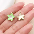 Breloques fleur en émail vert pour bijoux DIY, vues recto et verso montrées sur la main - Petite Marguerite (19631) / 1 Pièce (16x13mm)
