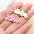 Pendentif musique en émail rose et pendentif en métal doré pour la création de bijoux DIY - Plaque de Lettre MUSIC (27236) / 1 Pièce (14x28mm) / Rose rosé