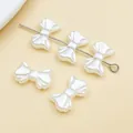 Detaillierte Nahaufnahme cremeweißer Schleifenperlen aus ABS-Perlimitat für DIY-Schmuck - 1 Stück (9x15mm)