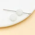 Vista detallada de cuentas de vidrio de trébol blanco de 10 mm para proyectos de joyería - Blanco Gelatina