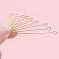 Gedetailleerde macro-opname van gouden metalen oogspelden voor het maken van sieraden - 16x3mm / Dikte 0.7mm / Goud