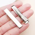 Detailweergave van twee zilveren metalen haarklemmen voor het maken van DIY-accessoires. - 41x10mm / Witgoud