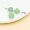 Vista macro de cuentas de vidrio de trébol verde claro de 10mm para accesorios de joyas - Clover Shape (26728) / 1 Pieza/Paquete (10x10mm) / Verde Claro Gelatina
