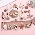 Vista detallada de varios colgantes de acrílico con forma de concha y estrella de mar para DIY - Serie Oceánica de Acrílico (SN1671) / Juego de 25 Estilos 1 Pieza Cada Uno (Total 25 Piezas)