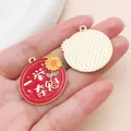Runder Anhänger aus roter Emaille mit Sonnenblume und Erfolgstext in einer Goldoptik - Erfolg Mit Einem Schlag (27443) / 1 Stück (30x28mm) / Rot