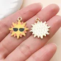 Nahaufnahme von Sonnen-Emaille-Anhängern mit Sonnenbrillen-Design und strukturierter Rückseite - 1 Stück (21x19mm)