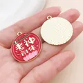 Roter und goldener Emaille-Anhänger mit 'Prüfungsgott'-Segen für DIY-Schmuck und Ketten - Vom Prüfungsgott Besessen (27444) / 1 Stück/Packung (30x27mm) / Rot