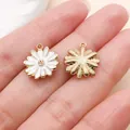 Gedetailleerd overzicht van elegante witte madeliefjes emaille bedels voor DIY sieraden. - Druppelolie Madeliefje (19599)