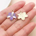 Breloques fleurs de lys en émail violet et blanc pour la création de bijoux DIY - Fleur de Lys (24830)