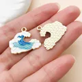 Nautischer Wellen-Emaille-Anhänger in Blau und Weiß mit vergoldeter Rückseite - 1 Stück (19x23mm)