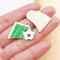 Dettaglio macro di ciondoli da calcio in smalto verde con retro dorato testurizzato per DIY - Tiro in Porta in Smalto Verde (27167)