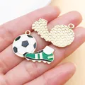 Dettaglio di ciondoli in smalto a forma di scarpa da calcio e pallone per gioielli fai da te - Calcio e Scarpa in Smalto Bianco (27165)
