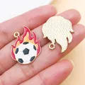 Vista dettagliata del ciondolo smaltato a fiamma di calcio con fronte e retro - Calcio Torcia in Smalto Bianco (27162)
