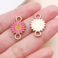 Dettaglio dei ciondoli a margherita in smalto rosa per la creazione di gioielli DIY - 1 Pezzo (21x13x1mm)
