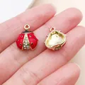 Nahaufnahme der Vorder- und Rückseite eines roten Emaille-Marienkäfer-Anhängers als Zubehör - Strass Roter Marienkäfer (27005) / 1 Stück (16x13mm) / Plattiert KC Goldrot