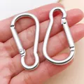 Zwei silberne Karabiner-Schlüsselanhänger aus Zinklegierung zur Größendarstellung in der Hand - Großer Flaschenkürbis-Karabiner (26626)