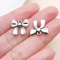 Dijes de lazo en plata antigua para hacer joyas DIY y decoración de ropa artesanal - Lazo de cinta de aleación de zinc plata antigua (1 ud, 13x14 mm)