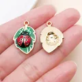 Hochwertiger Emaille-Marienkäfer auf Blatt-Anhänger für kreative DIY-Schmuckprojekte - Blatt Grüner Marienkäfer (27001) / 1 Stück/Packung (23x15mm) / KC Gold Grün