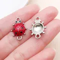 Roter Marienkäfer Anhänger aus Emaille und Legierung für DIY-Schmuck auf der Hand - Doppelhaken Roter Marienkäfer (27013) / 1 Stück (20x14mm) / Silber Basis Rot