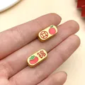 Nahaufnahme chinesischer goldener Rechteckperlen mit emaillierten Obst- und Münzsymbolen - Antike Münzen mit „Jin“-Schriftzeichen (22708)