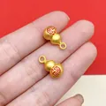 Dettaglio di ciondoli a zucca in oro antico con carattere Fu rosso, tenuti in mano. - Zucca con Carattere Fu Rosso (22749)