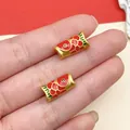 Ripresa macro di ciondoli carpa koi in oro opaco con smalto rosso per la creazione di gioielli - Carpa Koi Perla con Foro Grande (18483)