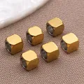 Sechs goldene Edelstahl-Abstandsperlen in Quadratform mit abgerundeten Ecken auf Stoff. - Quadratische Perle (T2588)